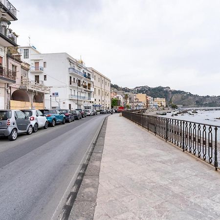 Giardini Naxos Lovely Flat In Front Of The Beach Екстер'єр фото