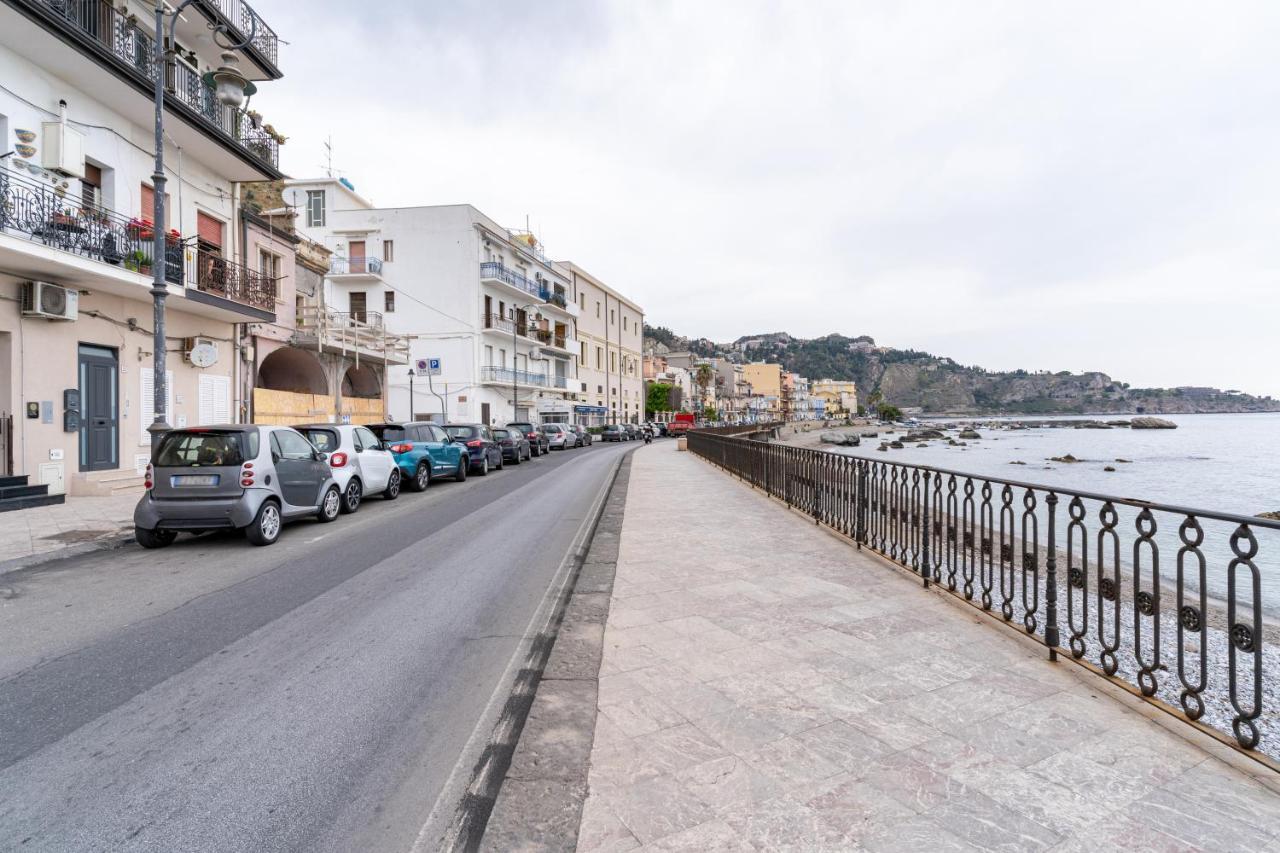 Giardini Naxos Lovely Flat In Front Of The Beach Екстер'єр фото